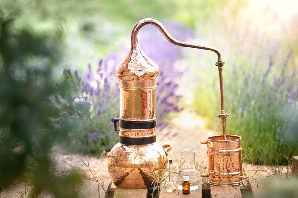 Distillation tools to extract essential oil