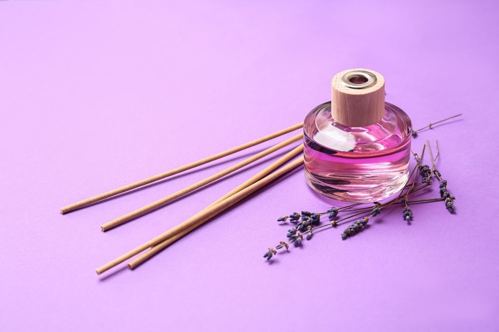 Opening Reed Diffuser Bottles With Screw-on Plastic Tops